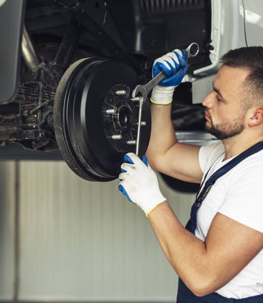 front-view-car-service-male-employee front-view-car-service-male-employee